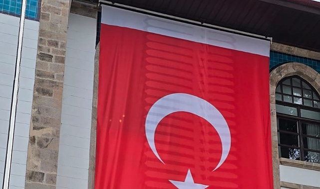 VALİLİK BİNASINA ASILAN BAYRAĞIMIZ VATANDAŞLARI ŞAŞKINA ÇEVİRDİ!