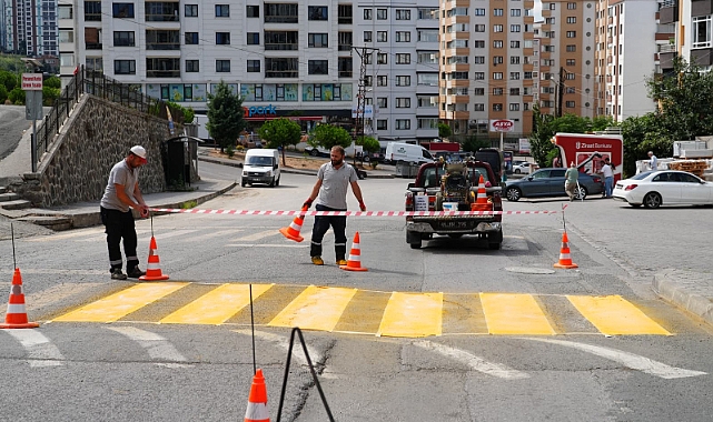 AKÇAABAT BELEDİYESİ’NDEN YAYA GEÇİTLERİNDE YOĞUN GÜVENLİK ÇALIŞMASI