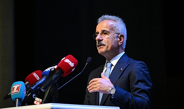 BAKAN URALOĞLU'NDAN ETKİLİ SUNUM