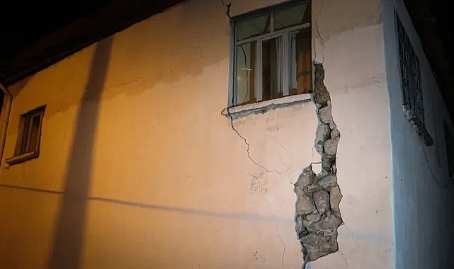 BALIKESİR'DE ÜST ÜSTE ARTÇI DEPREMLER