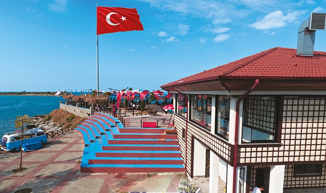 BAYRAK KAFE İÇİN ŞİKAYET VAR... MANZARA ŞAHANE AMA HİZMET KÖTÜ!