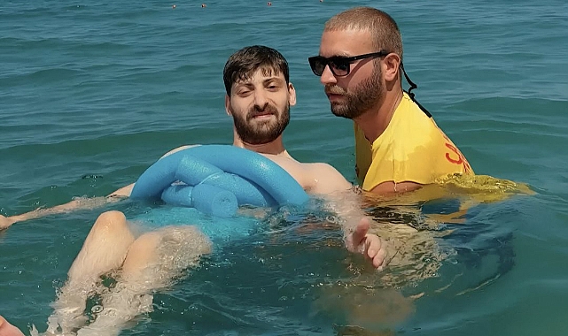 BÜYÜKŞEHİR GÖNÜLLERİ FETHETTİ: ENGELSİZ PLAJ HİZMETİ