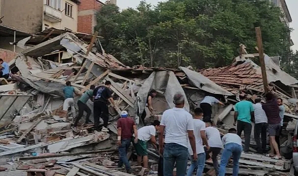 DEPREMDE 10 BİNA YIKILDI: YARALILAR VAR