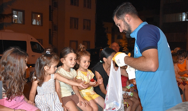 O ÖRNEK BELEDİYE PERSONELİ: ÇOCUKLARIN GÖNLÜNÜ ALIYOR