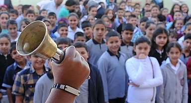 ÖĞRENCİLER DERİ AYAKKABI MI GİYECEK? 