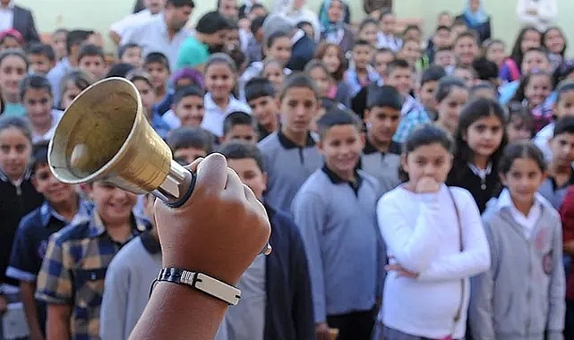 ÖĞRENCİLER DERİ AYAKKABI MI GİYECEK?