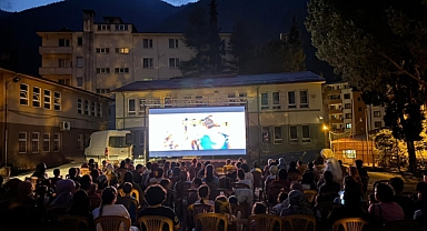 ÖĞRETMEN FİLMİNE BÜYÜK İLGİ