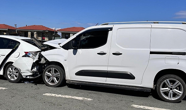 OTOMOBİL İLE TİCARİ ARAÇ ÇARPICI: 1 ÖLÜ, 5 YARALI