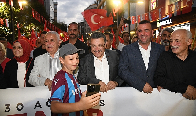 TRABZON'DA MUHTEŞEM ZAFER GECESİ YÜRÜYÜŞÜ