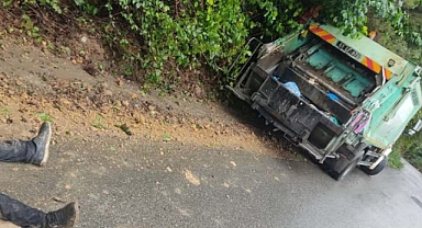 ARSİN'DE ÇÖP ARACININ FRENİ BOŞALDI, DUVARA ÇARPTI: 1'İ AĞIR 2 PERSONEL YARALI! 