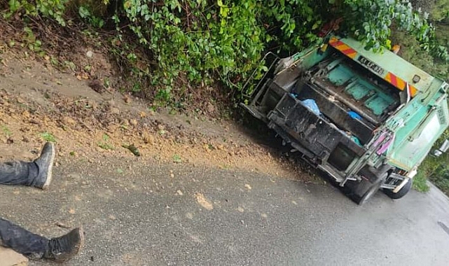 ARSİN'DE ÇÖP ARACININ FRENİ BOŞALDI, DUVARA ÇARPTI: 1'İ AĞIR 2 PERSONEL YARALI!