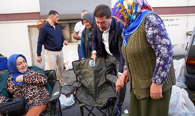 BAŞKAN KAYA, ESNAFA SANDALYE DAĞITTI