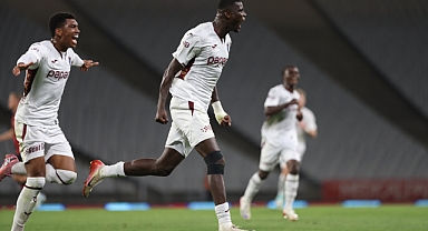 GOLCÜ DEDİĞİN BÖYLE OLUR: ONUACHU GURURLA SUNAR