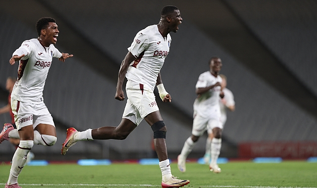 GOLCÜ DEDİĞİN BÖYLE OLUR: ONUACHU GURURLA SUNAR