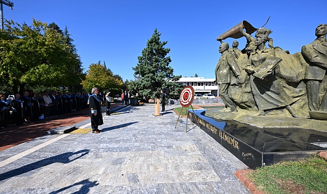 KTÜ'DE 2025-2026 AKADEMİK YILI ÇELENK SUNMA TÖRENİ GERÇEKLEŞTİRİLDİ