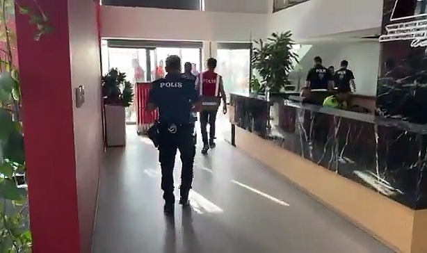 MAHMUT TANAL'A YAKIŞMAYAN GÖRÜNTÜLER... ŞİMDİ DE POLİSİ TACİZ ETTİ!