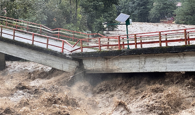 RİZE'Yİ SAĞANAK VURDU: KÖPRÜLER YIKILDI, YOLLAR ÇÖKTÜ!