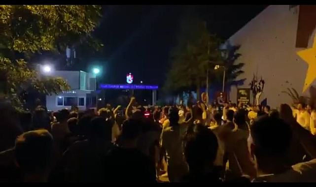 TARAFTARLAR UĞURCAN İÇİN TESİSLERİ BASTI... YÖNETİMİ İSTİFAYA DAVET ETTİLER