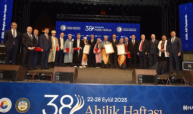 YILIN AHİSİ VE KALFASI ÖDÜLLERİNİ BAKAN BOLAT'TAN ALDI