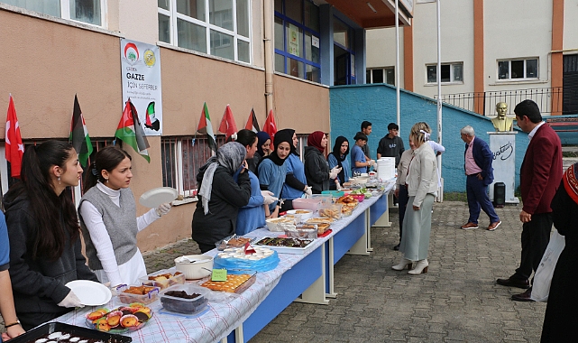 OF'TAKİ OKULLARDA GAZZE İÇİN KERMES DÜZENLENDİ