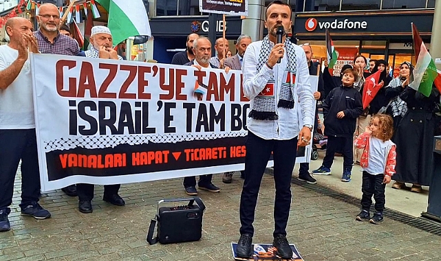 ÖZENDİ'DEN SERT TEPKİ: TRUMP VE NETANYAHU'NUN FOTOĞRAFLARINI AYAKLAR ALTINA ALDI