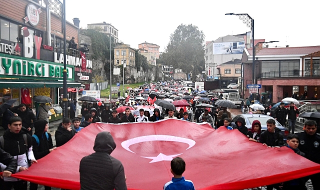TRABZON'DA YAĞMURA RAĞMEN CUMHURİYET COŞKUSU