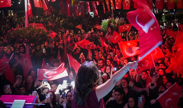 TRABZON MEYDANI KIRMIZI BEYAZA BÜRÜNDÜ