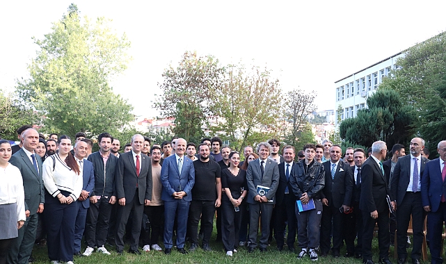 YÖK BAŞKANI ÖZVAR'DAN ÖĞRENCİLERE NASİHAT:  KAMPÜS HAYATIYLA SINIRLI KALMAYIN