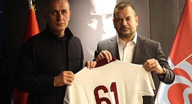 BAŞKAN DOĞAN, HACIOSMANOĞLU'NA FORMA HEDİYE ETTİ 