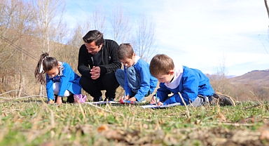 BAYBURT'TA ÖRNEK ÖĞRETMEN: HAYATINI 3 ÖĞRENCİSİNE ADADI