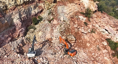 GÖÇÜK ALTINDA KALAN İŞÇİLERİ ARAMA ÇALIŞMALARI DEVAM EDİYOR 