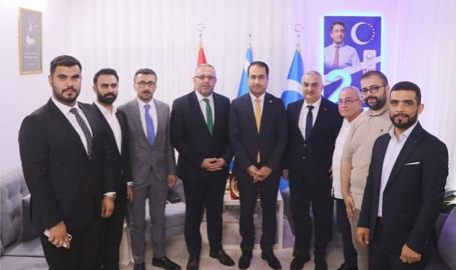 HAİNLER TRABZON'DAN GELEN TÜRK BAYRAKLI PLAKETİ YAKMAK İSTEDİ!