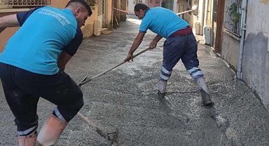 KAYMAKLI'DA BETONLANAN YOL TARTIŞMA KONUSU OLDU... YOLA HANGİ BELEDİYE BETON DÖKTÜ? 