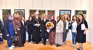 'MUM KOKUSU' SERGİSİNE YOĞUN İLGİ