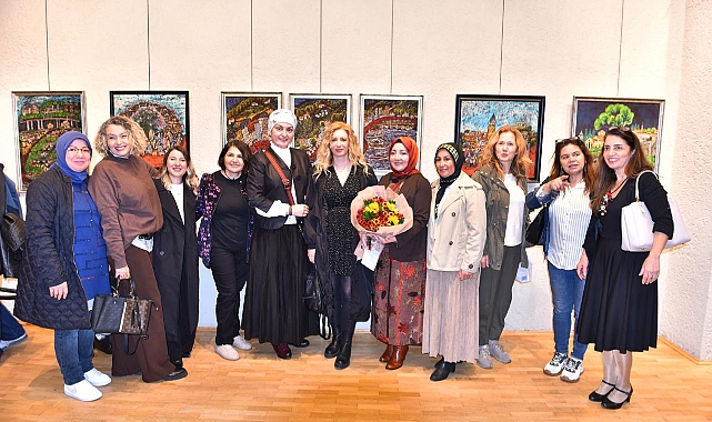 'MUM KOKUSU' SERGİSİNE YOĞUN İLGİ