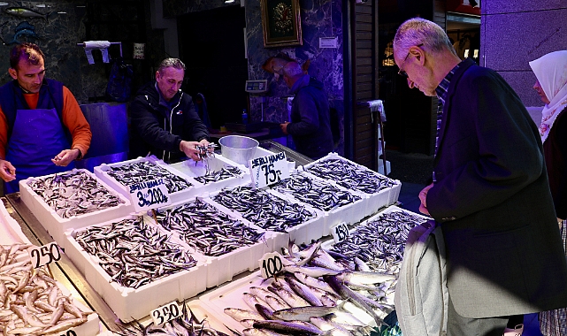 TRABZON'DA HAMSİ BEREKETİ... KİLOSU 75 TL 