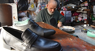 TRABZONLU USTA 60 YILDIR DERİ AYAKKABI İMAL EDİYOR 
