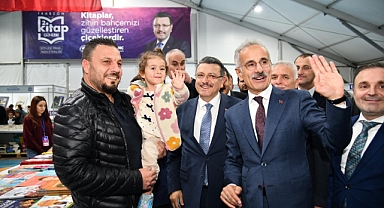 URALOĞLU, GENÇ VE TEKKE KİTAP FUARINI GEZDİ 