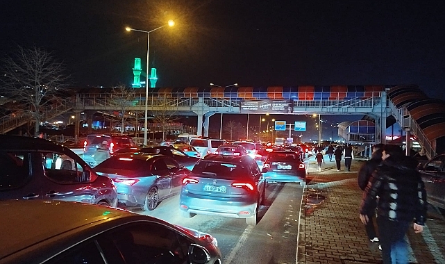 AKYAZI'DA TRAFİK KEŞMEKEŞİ... YETKİLİLERİN PROJESİ VAR MI?