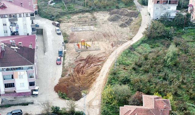 ARSİN'DE ÇOCUK PARKI TEPKİSİ: ÇOCUKLAR ÇAMUR İÇİNDE OYNUYOR!