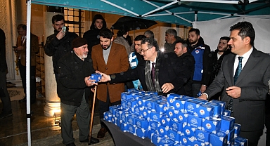 BAŞKAN GENÇ'TEN REGAİP KANDİLİNDE KANDİL SİMİDİ İKRAMI