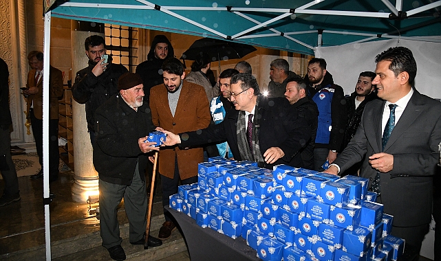 BAŞKAN GENÇ'TEN REGAİP KANDİLİNDE KANDİL SİMİDİ İKRAMI