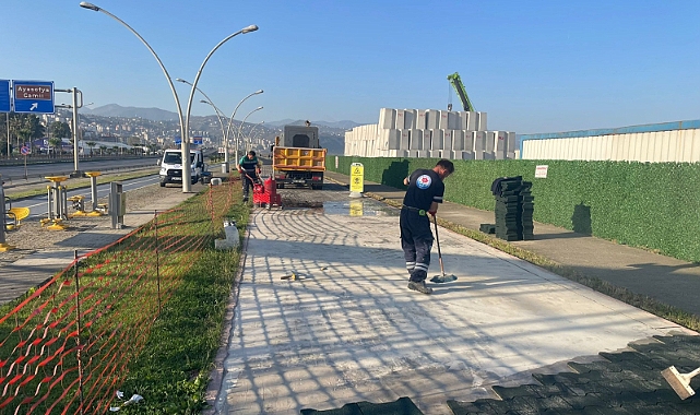 BÜYÜKŞEHİR SAHİLDEKİ YÜRÜYÜŞ YOLUNU YENİLİYOR