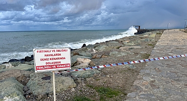 TRABZON'DA KUVVETLİ RÜZGAR ETKİLİ OLDU 