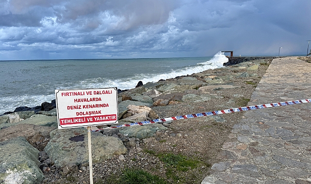 TRABZON'DA KUVVETLİ RÜZGAR ETKİLİ OLDU