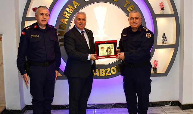 VALİ YILDIRIM'DAN KOMUTAN KESKİN'E TEŞEKKÜR PLAKETİ