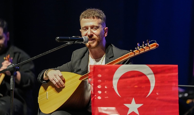 VOLKAN ARSLAN'DAN TÜRK BAYRAĞIYLA ANLAMLI KONSER