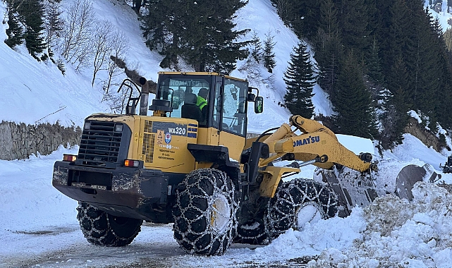BÜYÜKŞEHİR'DEN KAR SEFERBERLİĞİ... EKİPLER İŞ BAŞINDA