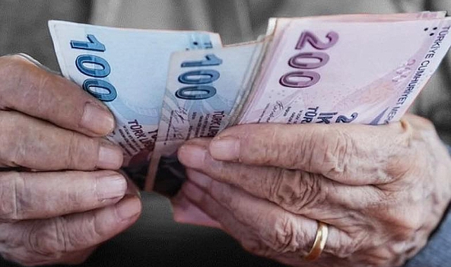 EMEKLİNİN BAYRAM İKRAMİYESİ, MAAŞI GİBİ PUL OLDU!