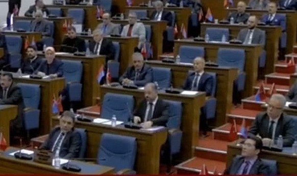 MECLİS'TE TANSİYON YÜKSELDİ... GENÇ İLE KAYA ARASINDA SÖZ DÜELLOSU! 